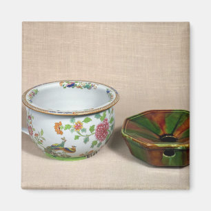 Two chamber pots magnet