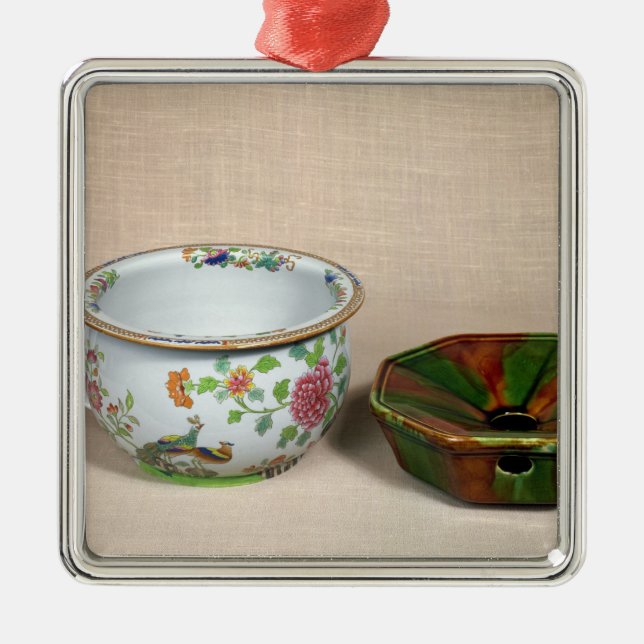 Two chamber pots metal tree decoration (Front)