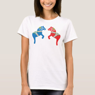 Two opposing Dalarian horses - dalahästar T-Shirt