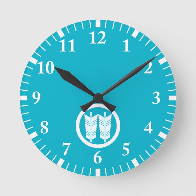 Two parallel arrows in circle round clock (Front)