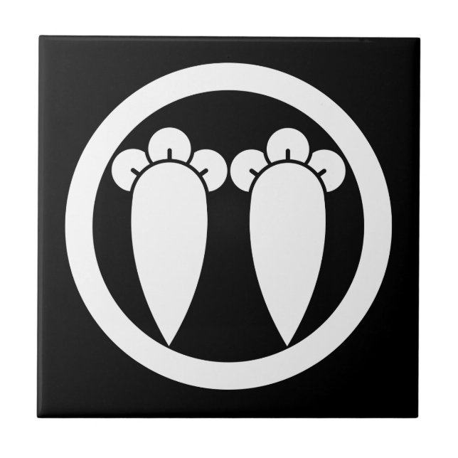 Two parallel cloves in a circle tile (Front)