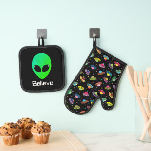 UFO Spaceship Alien Head Extraterestrial Cosmic Oven Mitt & Pot Holder Set