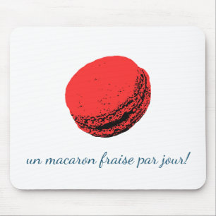 un macaron fraise par jour! mouse mat