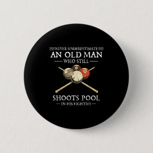 Underestimate an old man who shoots pool Underesti 6 Cm Round Badge