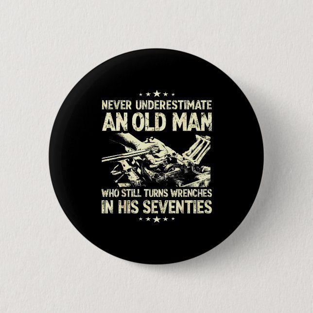 Underestimate an old man who turns wrenches  6 cm round badge (Front)