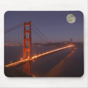 USA, California, Marin. Moonrise above the Mouse Mat
