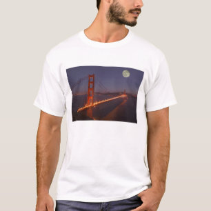 USA, California, Marin. Moonrise above the T-Shirt