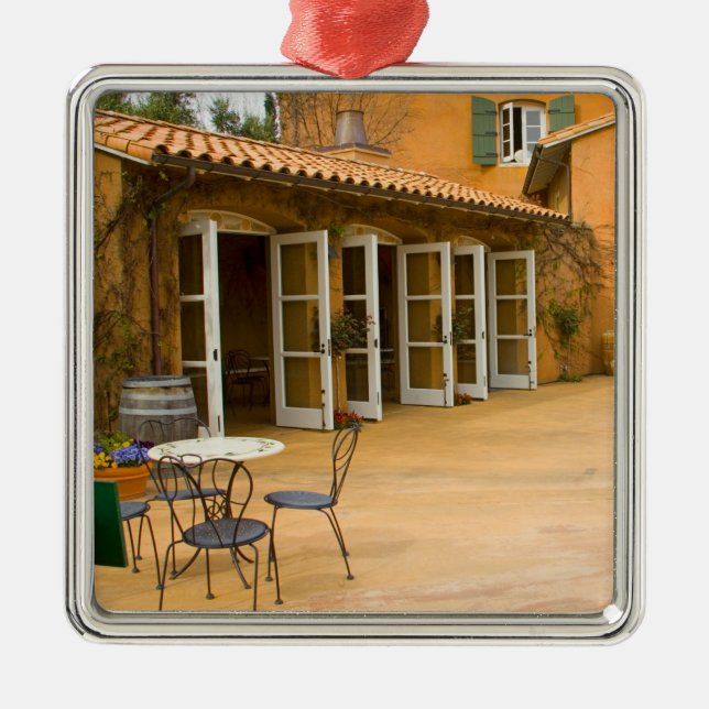 USA, California, Sonoma Valley, Patio at Viansa Metal Tree Decoration (Front)