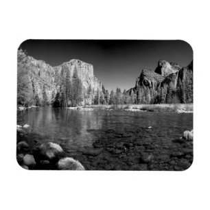 USA, California. Yosemite Valley View Magnet
