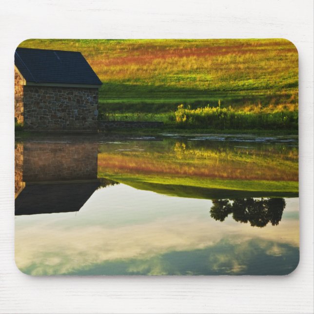 USA, Delaware, Wilmington. Stone barn on edge Mouse Mat (Front)