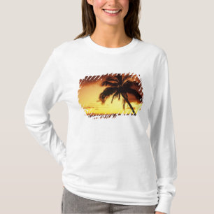 USA, Hawaii, Maui, Colourful sunset in a T-Shirt