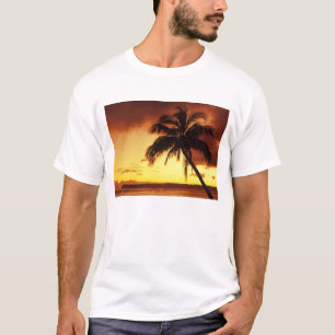 USA, Hawaii, Maui, Colourful sunset in a T-Shirt