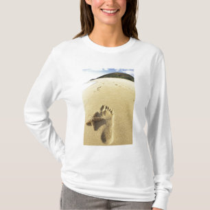 USA, Hawaii, Maui, Makena Beach, Footprint and T-Shirt