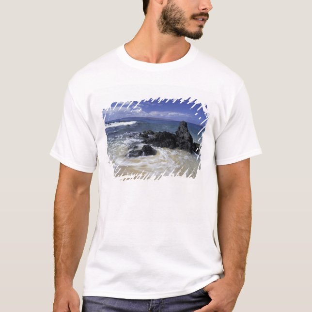 USA, Hawaii, Maui, Maui, Makena Beach, Surf on T-Shirt (Front)