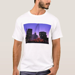 USA, IL, Chicago. Buckingham Fountain in Grant T-Shirt
