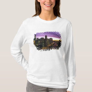 USA, IL, Chicago. Chicago skyline and river T-Shirt
