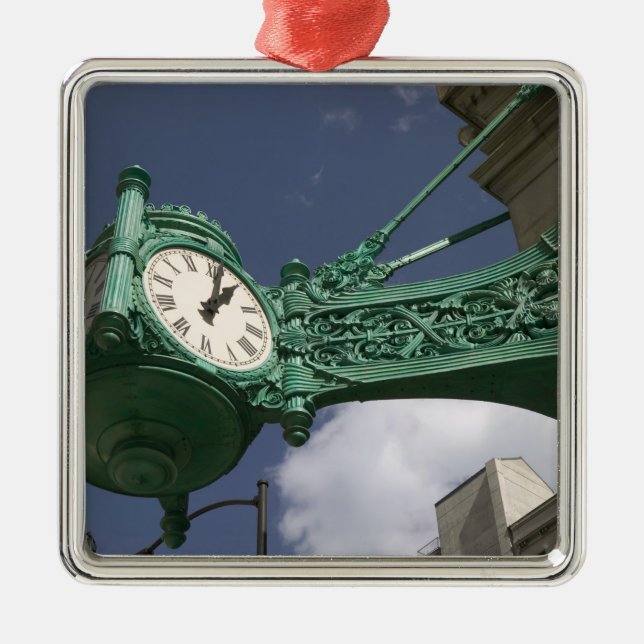 USA, Illinois, Chicago: The Loop: North State Metal Tree Decoration (Front)