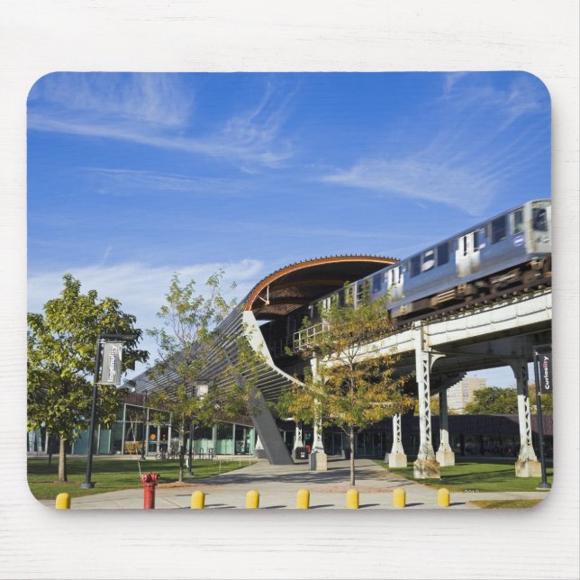 USA, Illinois, Chicago, Train passing Illinois Mouse Mat (Front)
