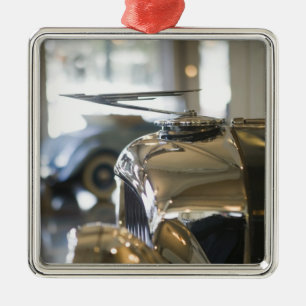 USA, Indiana, Auburn: Auburn, Cord, Duesenberg 4 Metal Tree Decoration
