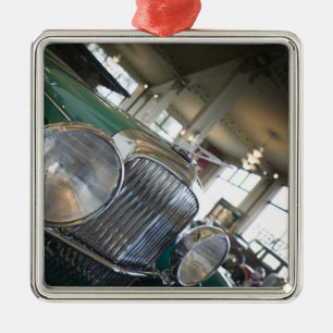 USA, Indiana, Auburn: Auburn, Cord, Duesenberg Metal Tree Decoration