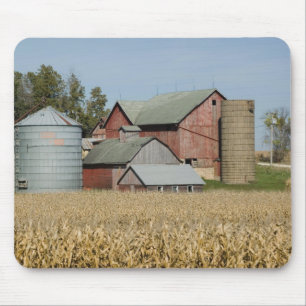 USA, IOWA, Froelich: Old farm Mouse Mat