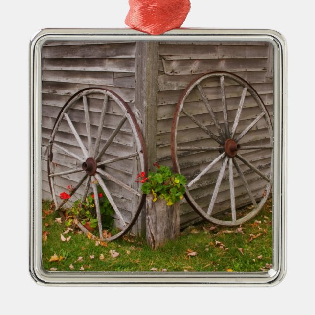USA, Main. Wagon Wheels Metal Tree Decoration (Front)