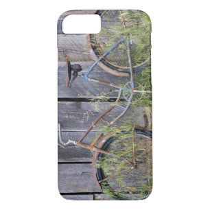 USA, Oregon, Bend. A dilapidated old bike iPhone 8/7 Case