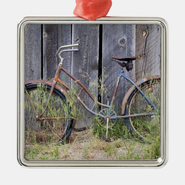 USA, Oregon, Bend. A dilapidated old bike Metal Tree Decoration (Front)