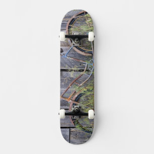 USA, Oregon, Bend. A dilapidated old bike Skateboard