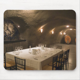 USA, Oregon, Dundee. Dining room in Archery Mouse Mat