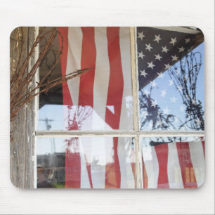 USA, Oregon, Shaniko. Flag in window next to Mouse Mat