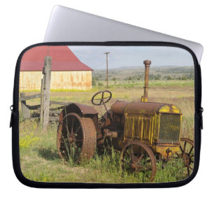 USA, Oregon, Shaniko. Rusty vintage tractor in Laptop Sleeve