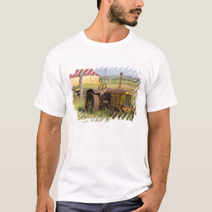 USA, Oregon, Shaniko. Rusty vintage tractor in T-Shirt