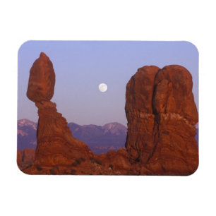 USA, Utah, Arches NP, Full Moon Rising at Magnet