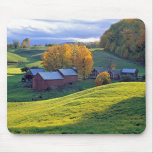 USA, Vermont, Jenne Farm. Rolling green hills Mouse Mat