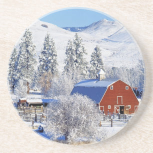 USA, Washington, Methow Valley, Barns in Coaster