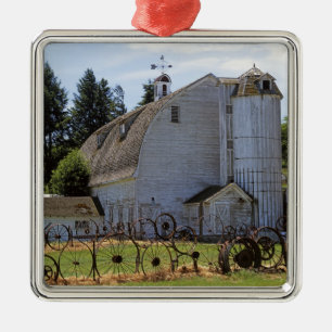 USA, Washington, Pullman, Barn Metal Tree Decoration