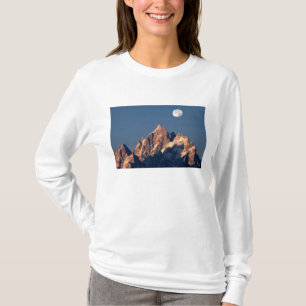 USA, Wyoming, Grand Teton NP. A full moon sets T-Shirt