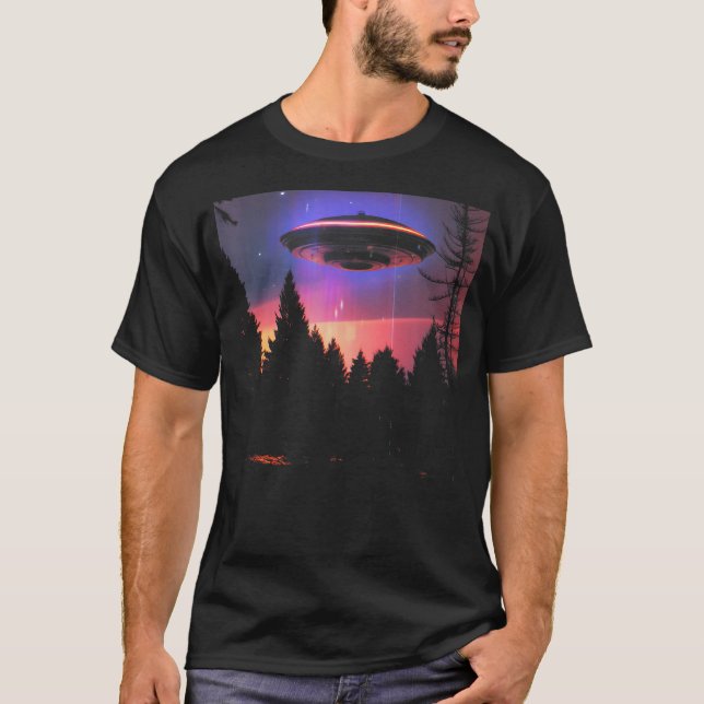 Vaporwave UFO Synthwave Alien Retro Glitch 90s Aes T-Shirt (Front)