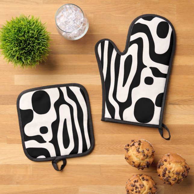 Vice Grip: Abstract Black & White Oven Mitt & Pot Holder Set (Top Down)