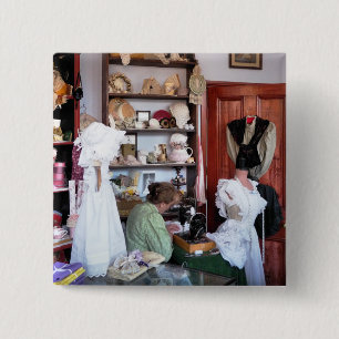 VICTORIAN ENGLAND 15 CM SQUARE BADGE