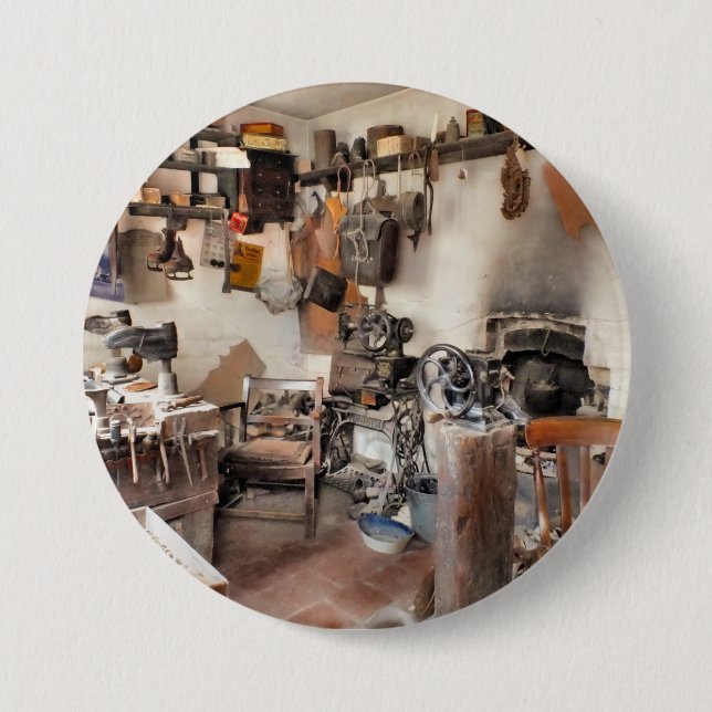 VICTORIAN ENGLAND 7.5 CM ROUND BADGE (Front)