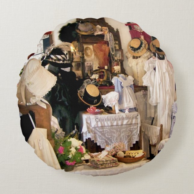 VICTORIAN ENGLAND ROUND CUSHION (Front)