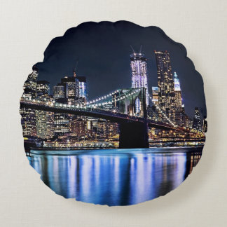 View of New York's Brooklyn bridge reflection Round Cushion