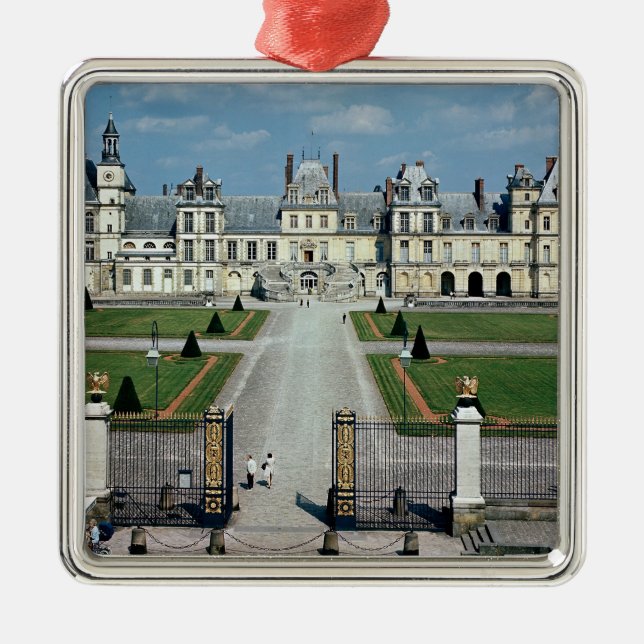 View of the exterior metal tree decoration (Front)
