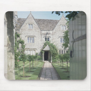 View of the front of the house (photo) mouse mat