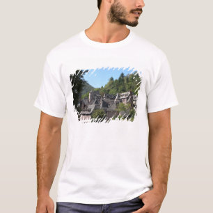 View of the mediaeval village (photo) T-Shirt