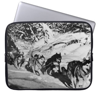 Vintage Alaska eskimo Malamute sled racing Laptop Sleeve