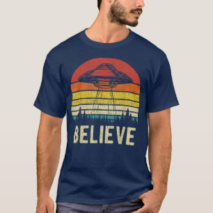 Vintage Alien UFO BelieveFunny Alien UFO Men Women T-Shirt