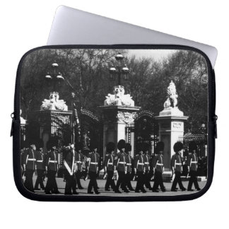 Vintage London Changing guard Buckingham palace Mo Laptop Sleeve
